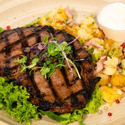 Rye-bay steak, cartofi cu praz, salata mixt sos sour